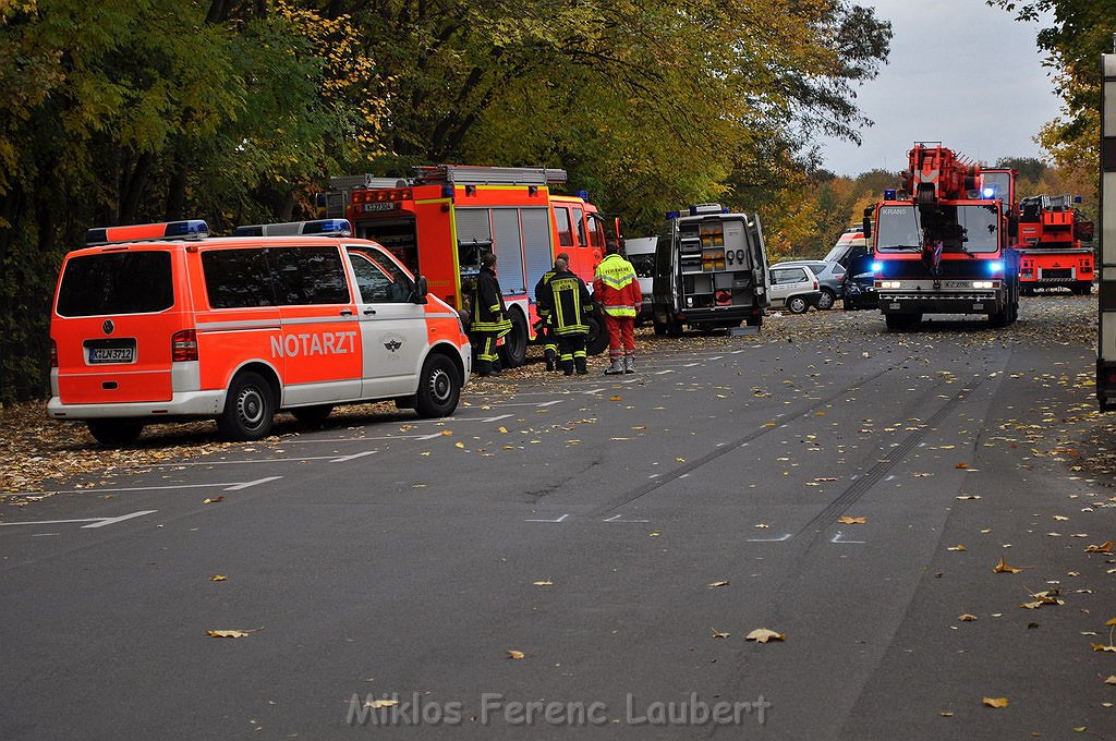 VU PKW schleudert in Kleinlaster Koeln Bickendorf Westendstr  P21.JPG